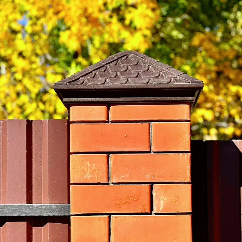 Фото 3 Колпак Elbrus Коричневый на столбах кирпичного забора