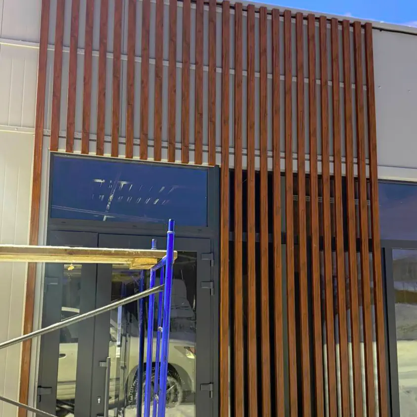 Фото 3 рейка Темный Дуб 3D на фасаде торгового центра