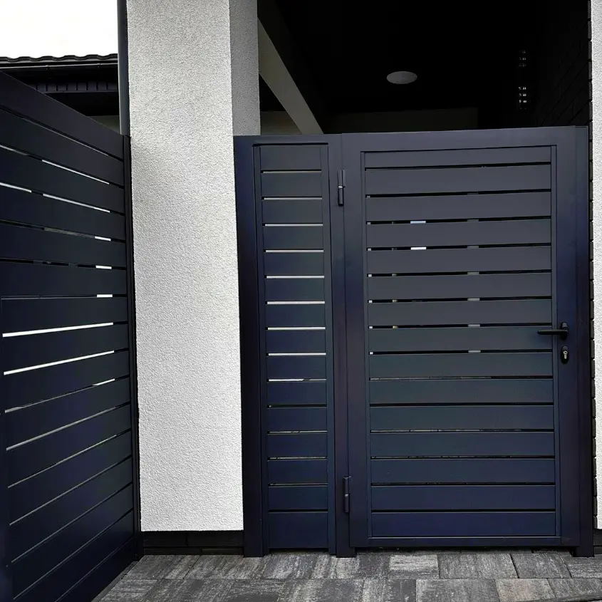 Фото 1 Забор ранчо из металлопланкена 7024 МАТТЕ Серый Графит с еврожалюзи